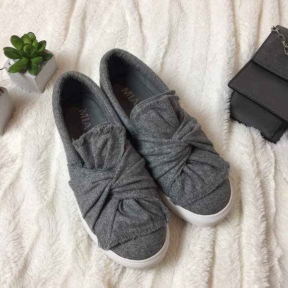 mia zoe bow sneaker